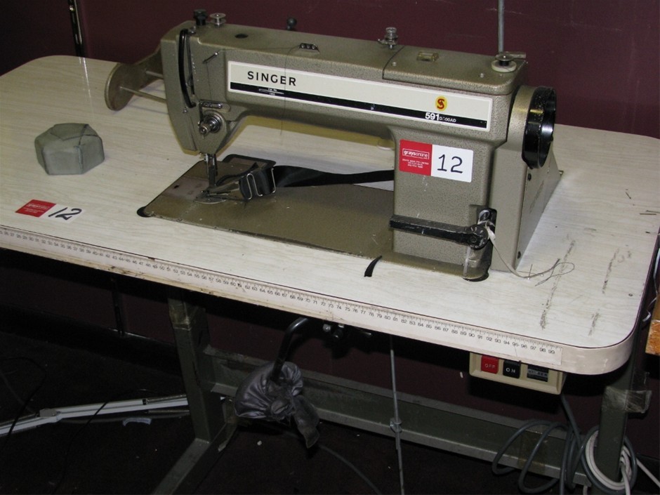 Industrial Sewing Machine, Singer, Model 591-D300AD single needle with