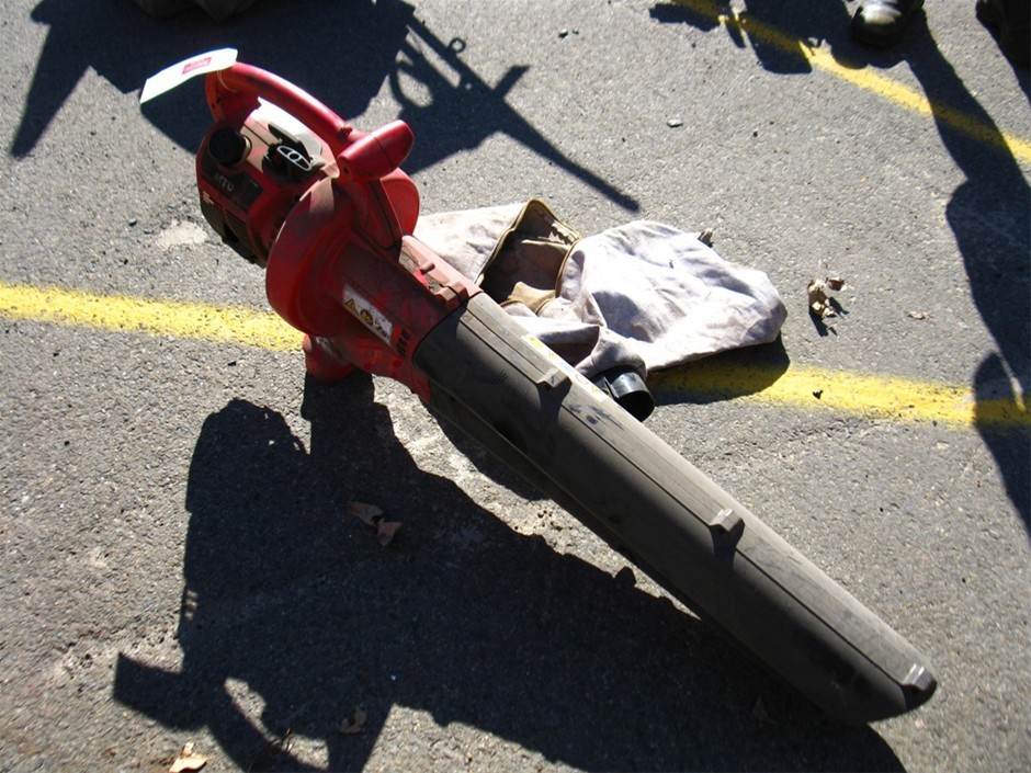 Leaf Blower/Vac, MTD, model BV3100, 2 stroke petrol motor with vacuum