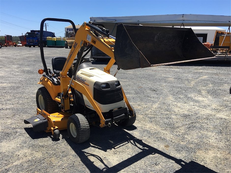 Cub cadet tractor Lawn mower with front end Loader Auction (0005