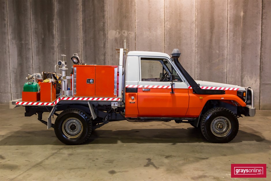 Toyota Land Cruiser 79 Series 4X4 Fire Truck 10/2005 Auction (0025