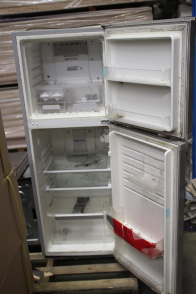 Westinghouse 2 Door Up Straight Fridge/Freezer Auction (00815037700