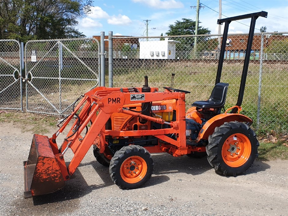 Kubota B7100 Compact Tractor with Loader 4WD Auction (00025036666