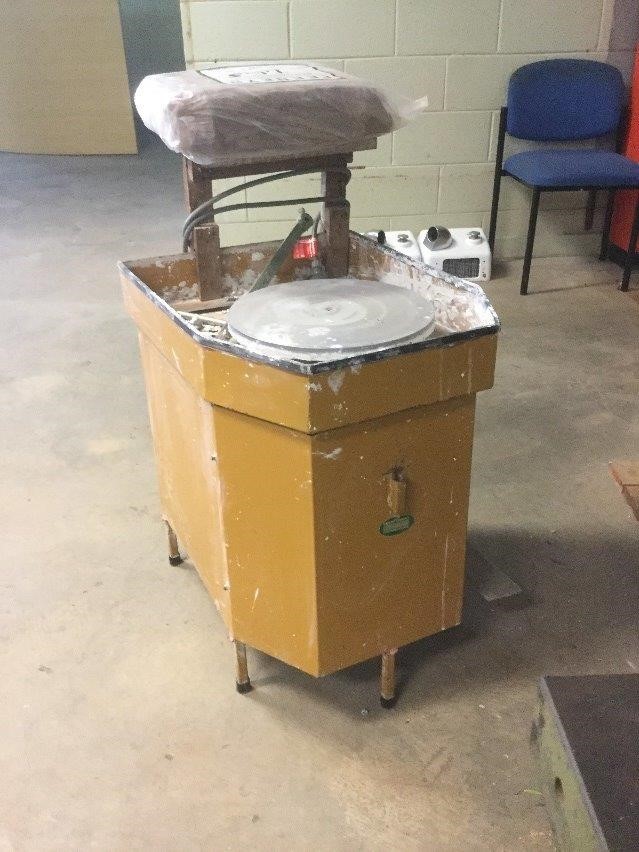 Electric Pottery wheel 2 plus 1 bag of clay Auction (00107022673