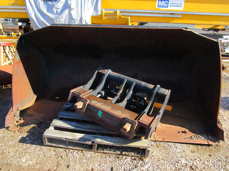 Caterpillar 938H Wheel Loader Bucket with Quick Hitch Attachment