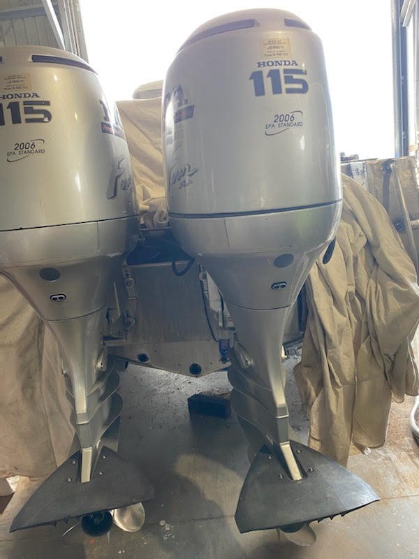 2 x Honda 115 HP Outboard Motors 4 Strokes Auction (00017026098