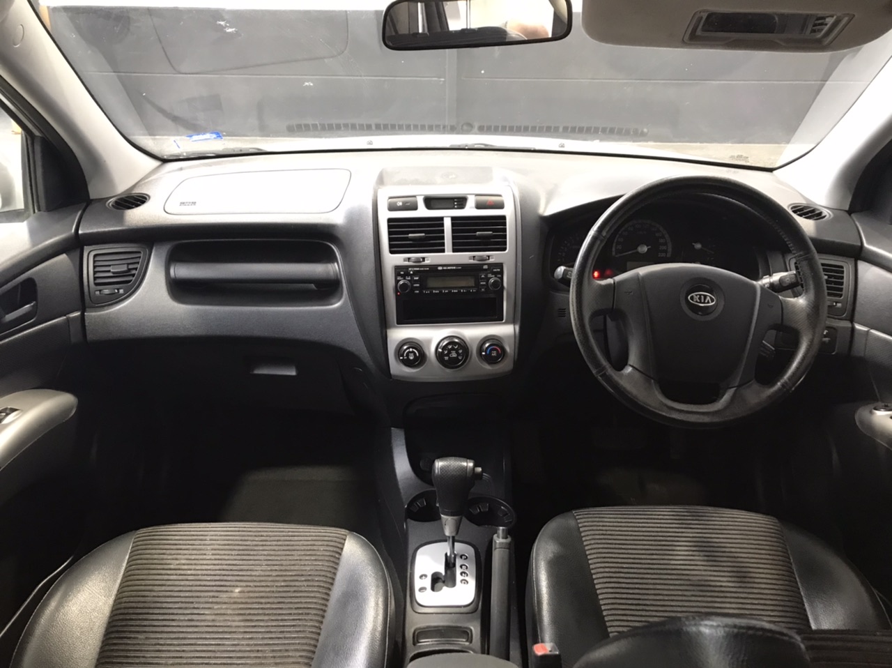 <p>2015 Hino 300 4 x 2 Tipper Truck</p>