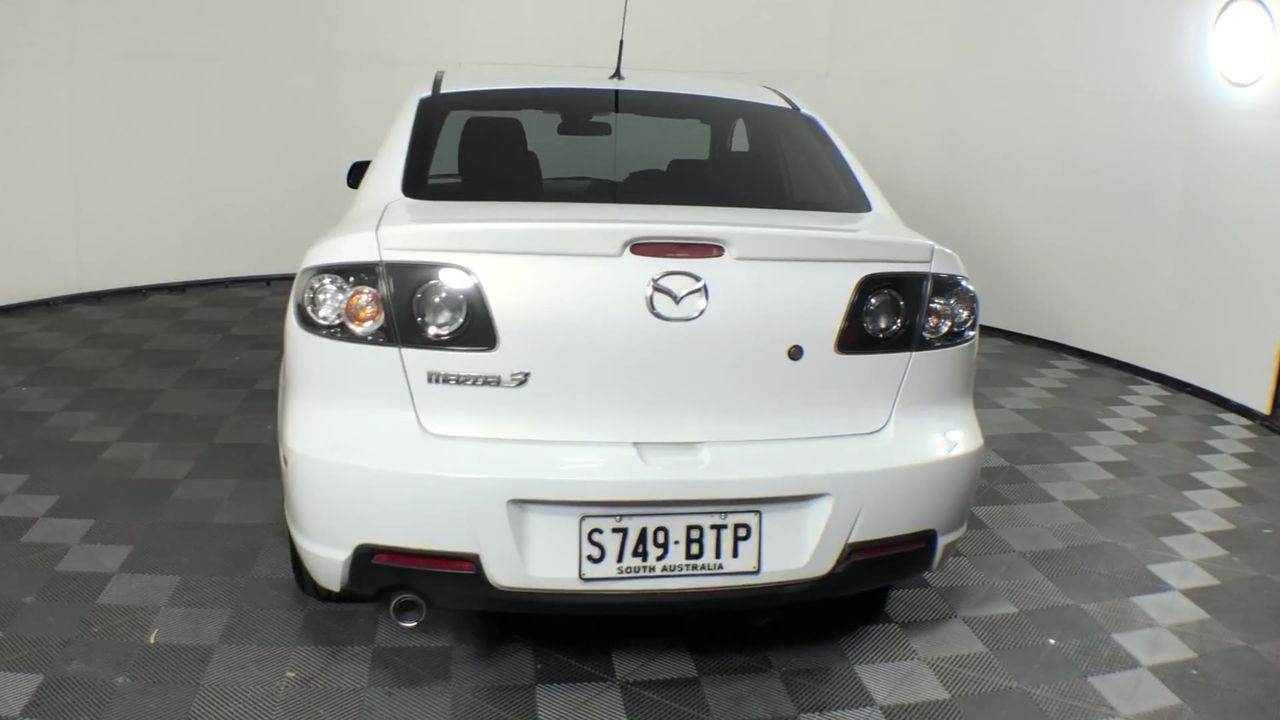 5.74 Carats White Color-Play Opal