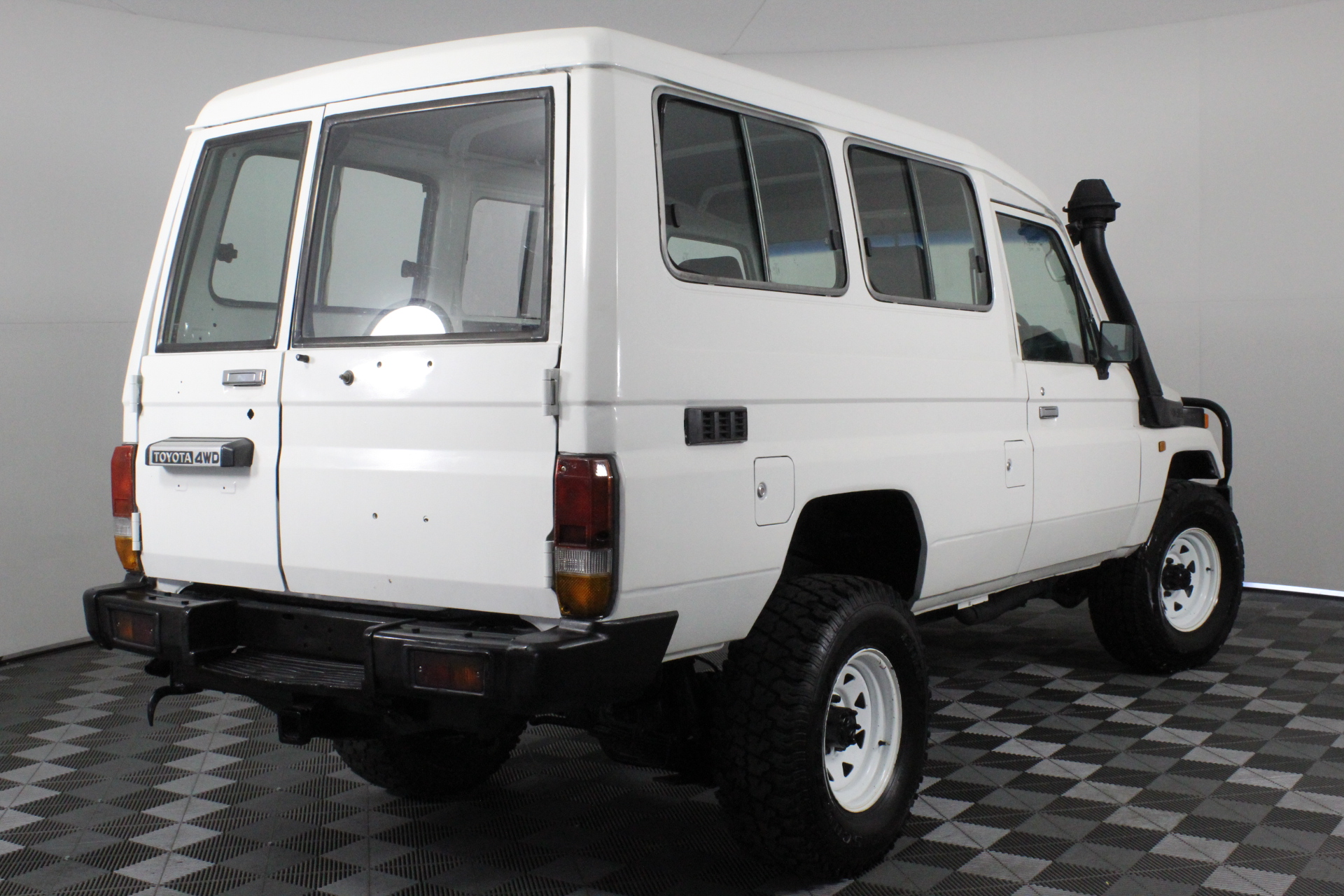 2016 UNC 50c HOLDEN HERITAGE COLLECTION HQ Kingswood COIN ON CARD