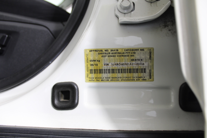 DE'LONGHI Essenza Mini Coffee Machine, Includes Coffee Pods, Colour: White.