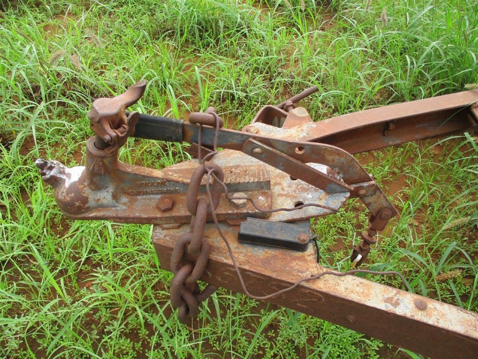 AMAZON BASICS Gravity Pet Food Feeder, Small, Dimensions: 32 x 17.5 x 30.73