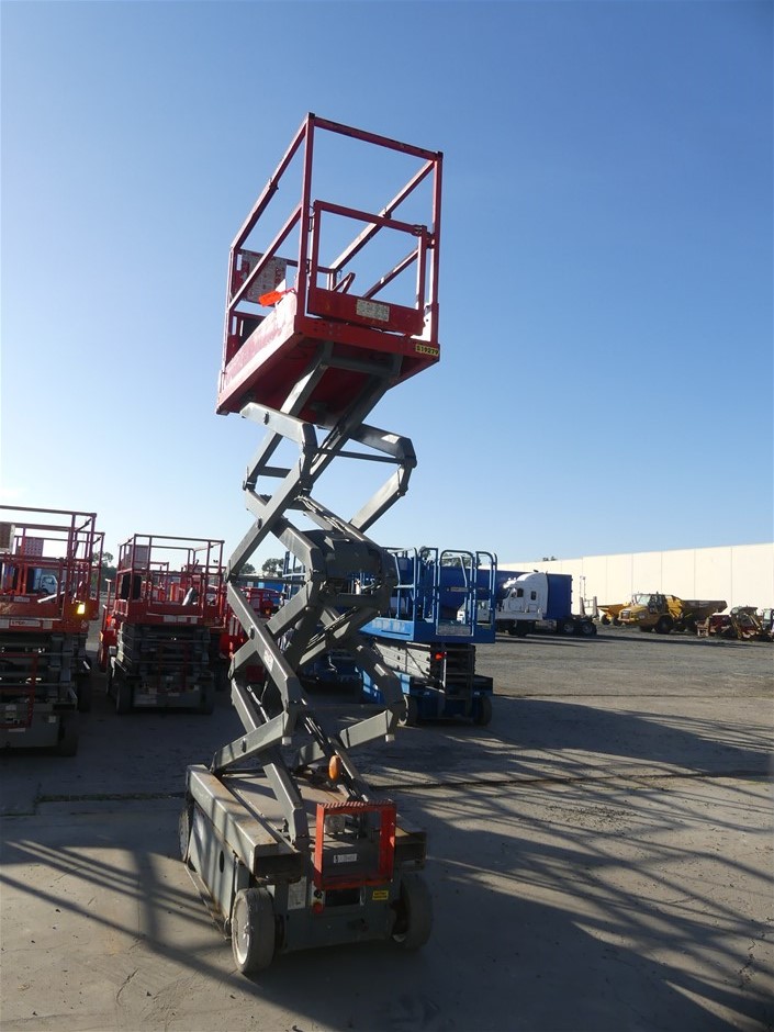 PHILIPS Oscillating Tower Fan 5000 Series, 105 cm, Dark Grey, Model CX5535/