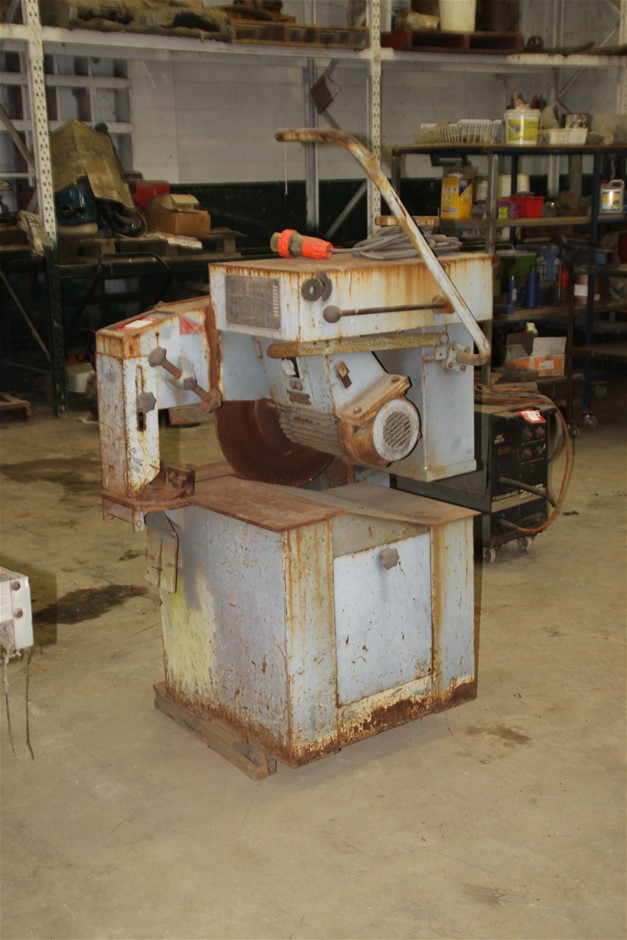 Replica Royal Ring - 16 Simulated Diamonds - US Size 6