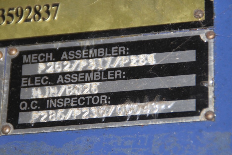 BULK PACK - 10 x 5mm Christmas Earrings (5 x Green, 5 x red)