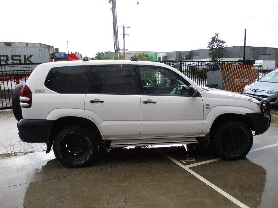 9K Yellow Gold MOP PETAL STUD