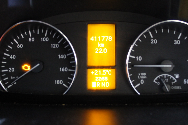 GREG NORMAN Men's 9.5" Stretch Short, Size 32, Navy. NB: minor shop soil.