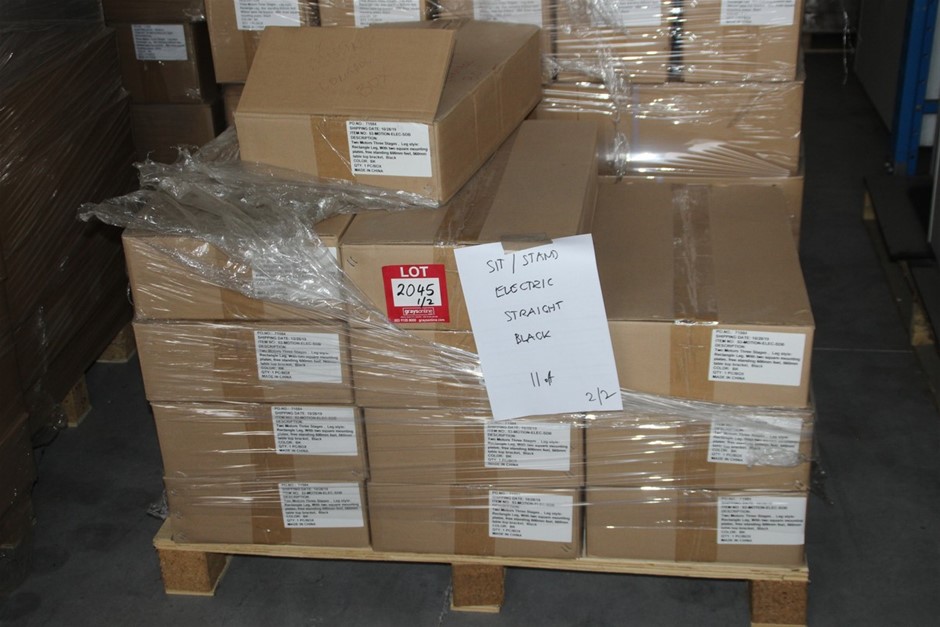 2XU Men's Performance Polo Shirt, Size M, White/ Reflective.  Buyers Note -