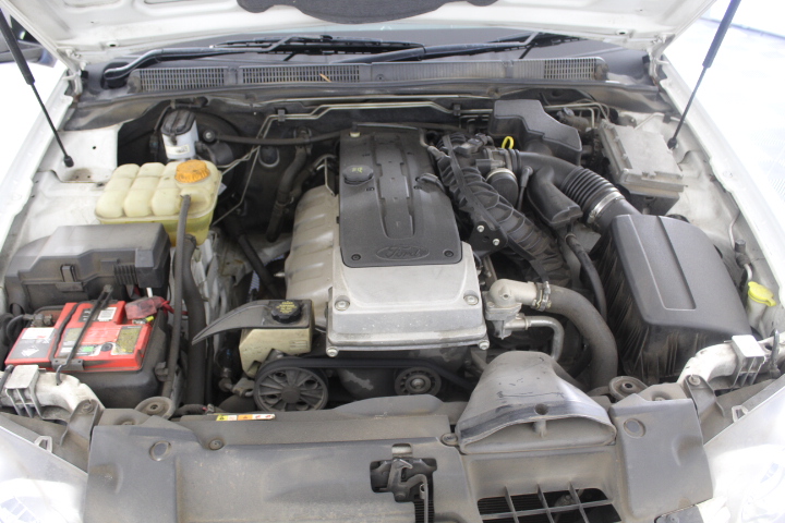 9K WHITE GOLD 0.10ct F VS LAB DIAMOND 3 STONE RING