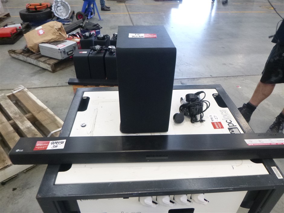 FILA Men's Darren Short, Epsom Green, Medium. RRP: $60.  Buyers Note - Disc