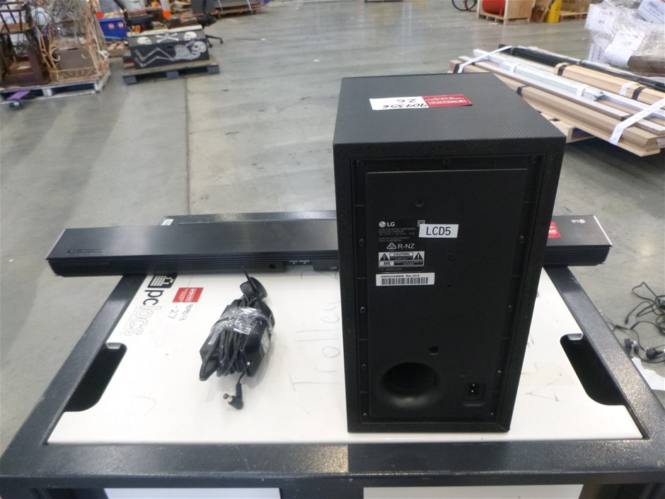 2 x 2XU Youth Neoprene Pants, Size S, Black/Reflective  Buyers Note - Disco