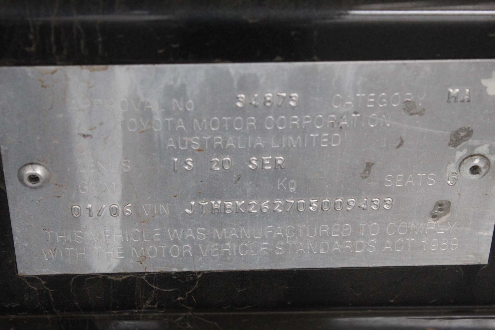 2 x THE OLDE ENGLIGH CRACKER COMPANY 10pk New Year Crackers, Gold. NB: Dama