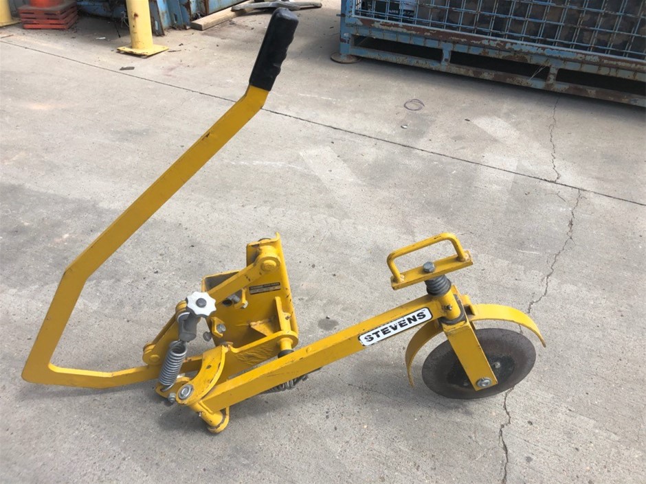 Edger attachment for a Walker mower. Auction (00225040120) Grays