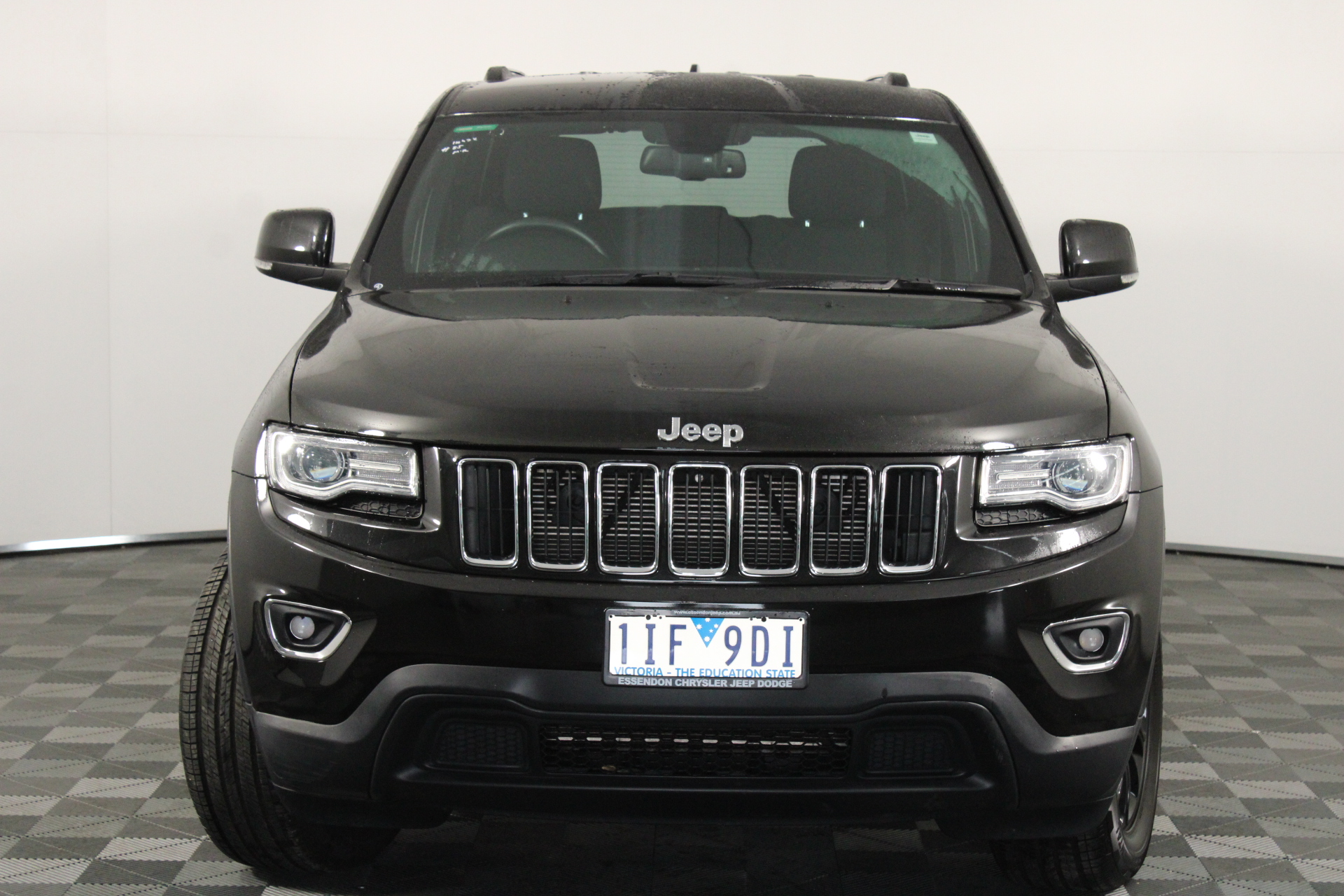 BURAGO 1:43 Formula One Racing Deluxe Paddock Ferrari. NB: Damaged packagin