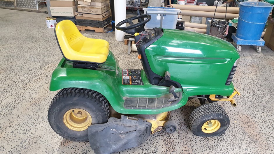 FILA Women's Manarola Sandal. NB: Mixed sizes - left is US 6, right is US 7