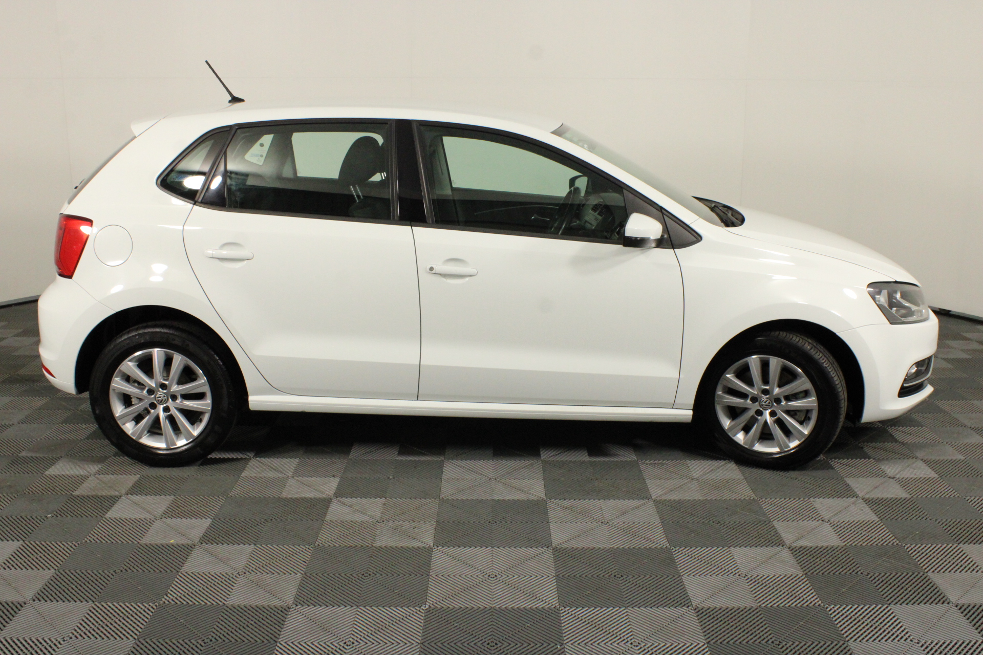 Wolf Blass Yellow Label Shiraz (6x 750mL). SA