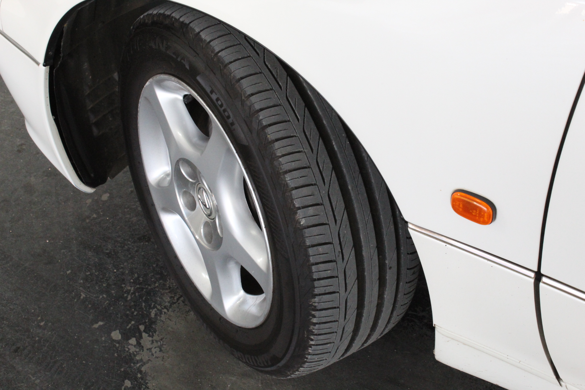 1.00 Carats Brilliant Polish Round Cut White Diamond CVD-Not Certified