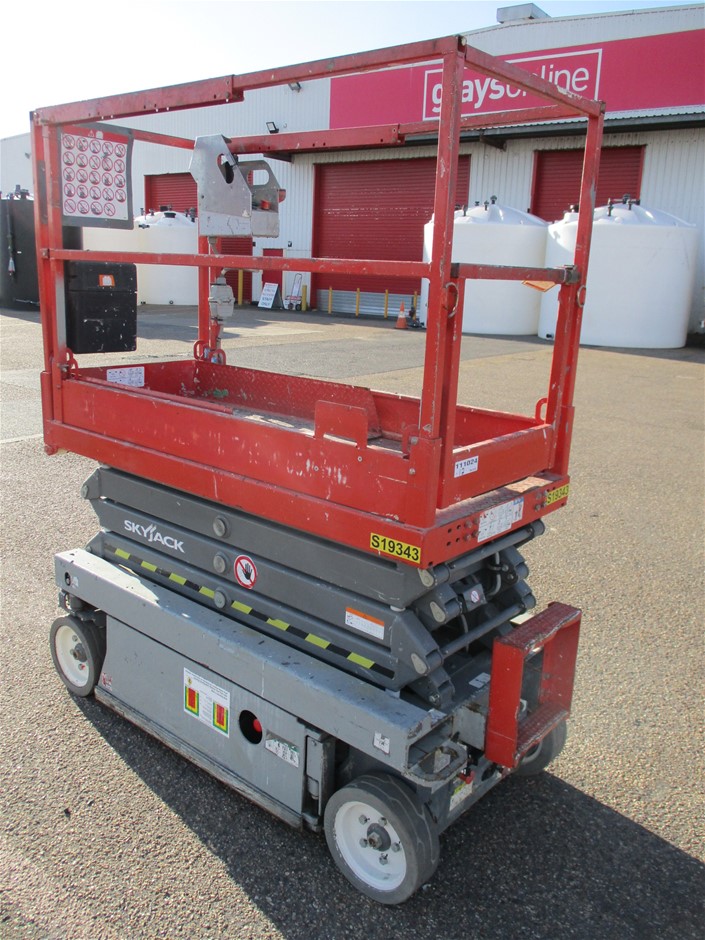 18K White-Filled Cuban Chain Bracelet with Simulated Diamonds - 17.8cm