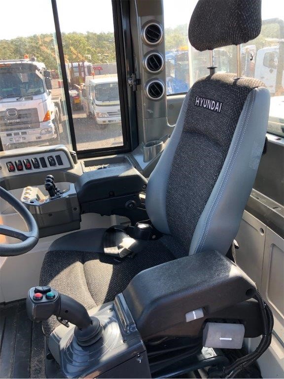 10mm Light Green Flower Jade Gemstones Crystal Beaded Bracelet