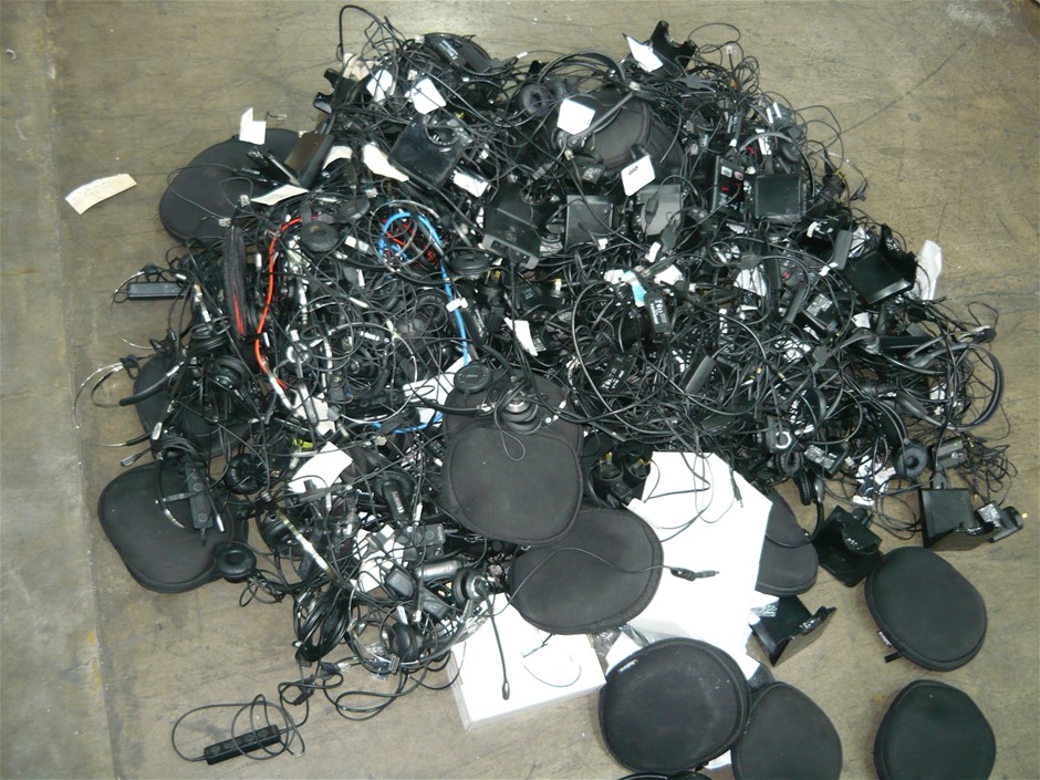 9K WHITE GOLD TWIST SLIM STACKER RING