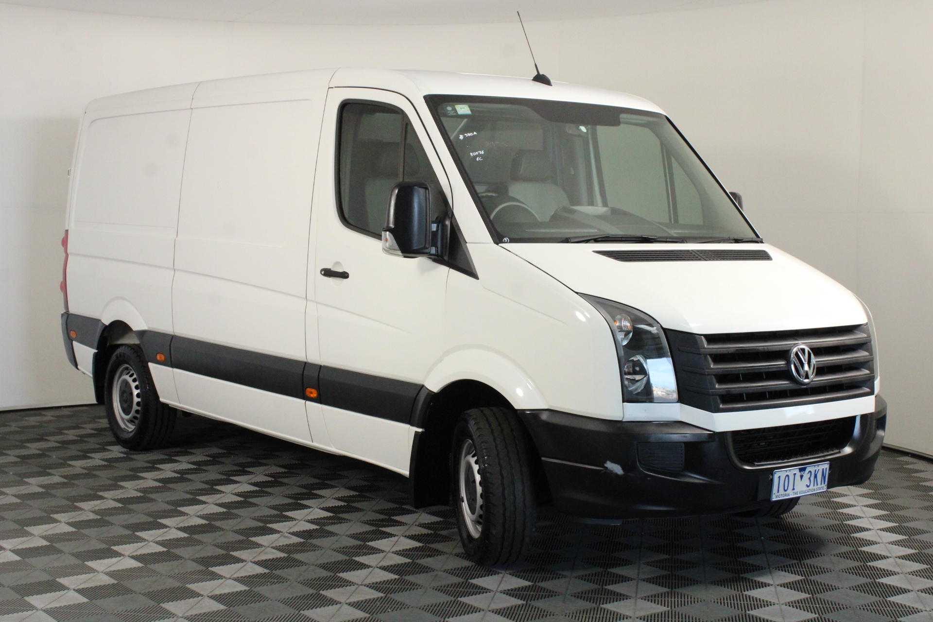 9K Yellow Gold MOP PETAL STUD