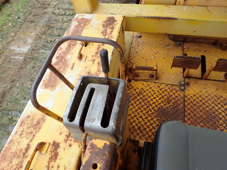 9K YELLOW GOLD 0.10ct F VS LAB DIAMOND MARQ OFFSET RING