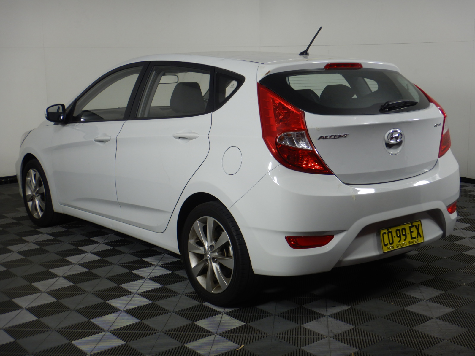 PHILIPS Fabric Shaver, Plastic, Black. NB: damaged outer box packaging.