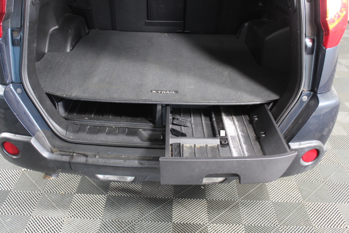 Initial Charm Letter  'V' Pendant Necklace