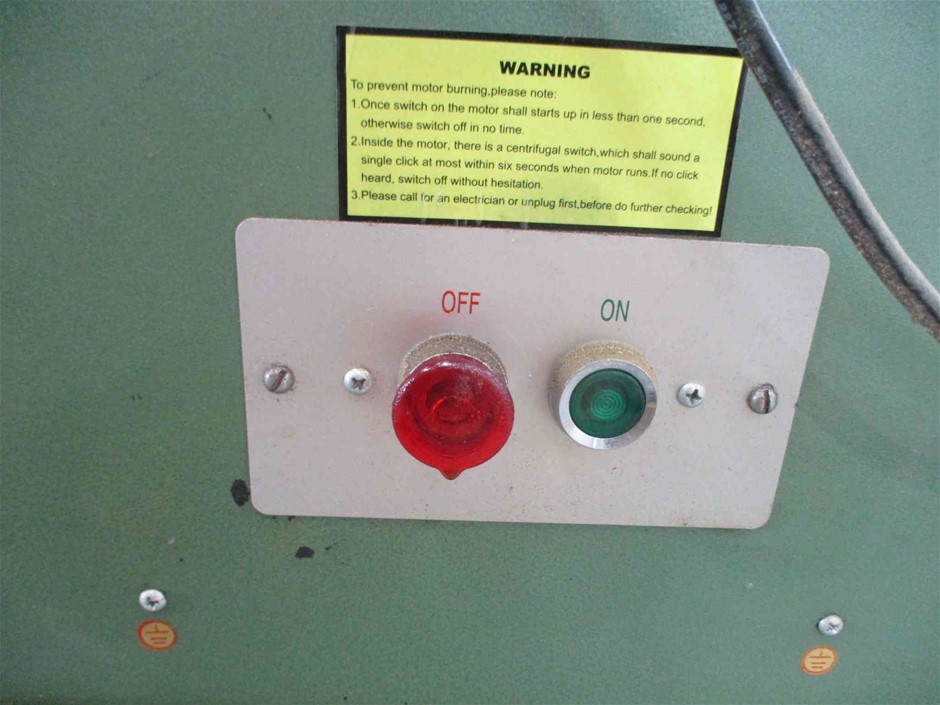 Replica Royal Ring - 16 Simulated Diamonds - US Size 8