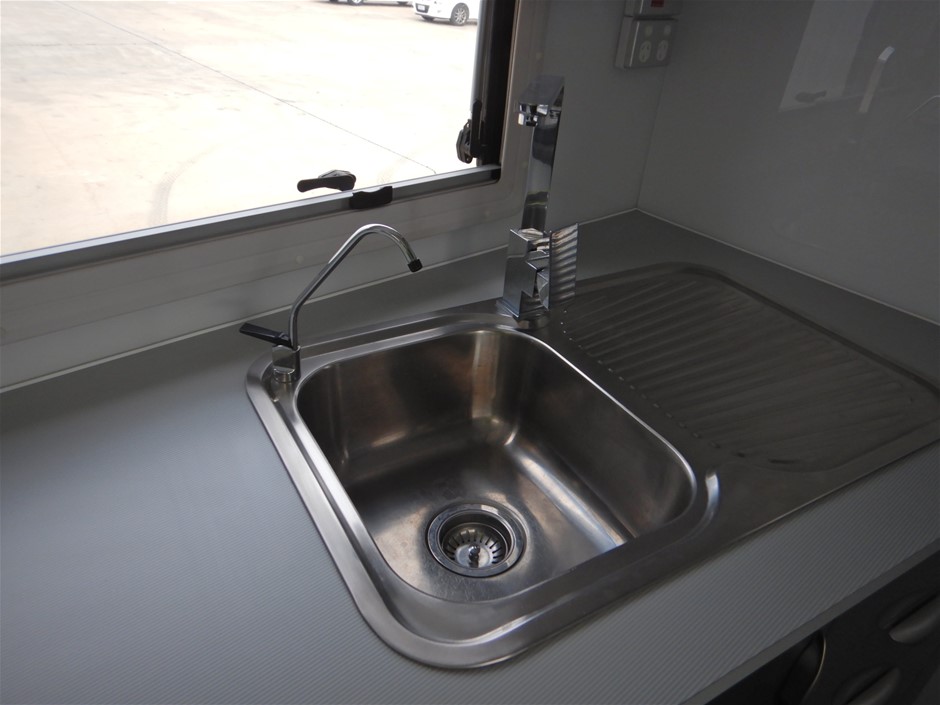 Pierre Delize Blanc De Blancs Brut NV (6x 750mL), France.