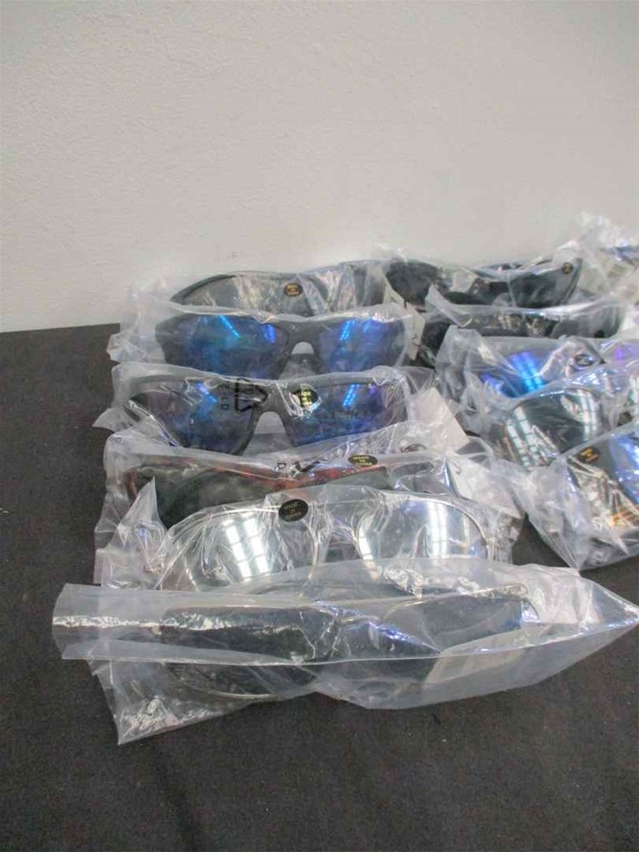 18ct Gold Plated 6mm Stud Earrings Featuring 2 Crystals by Swarovski®