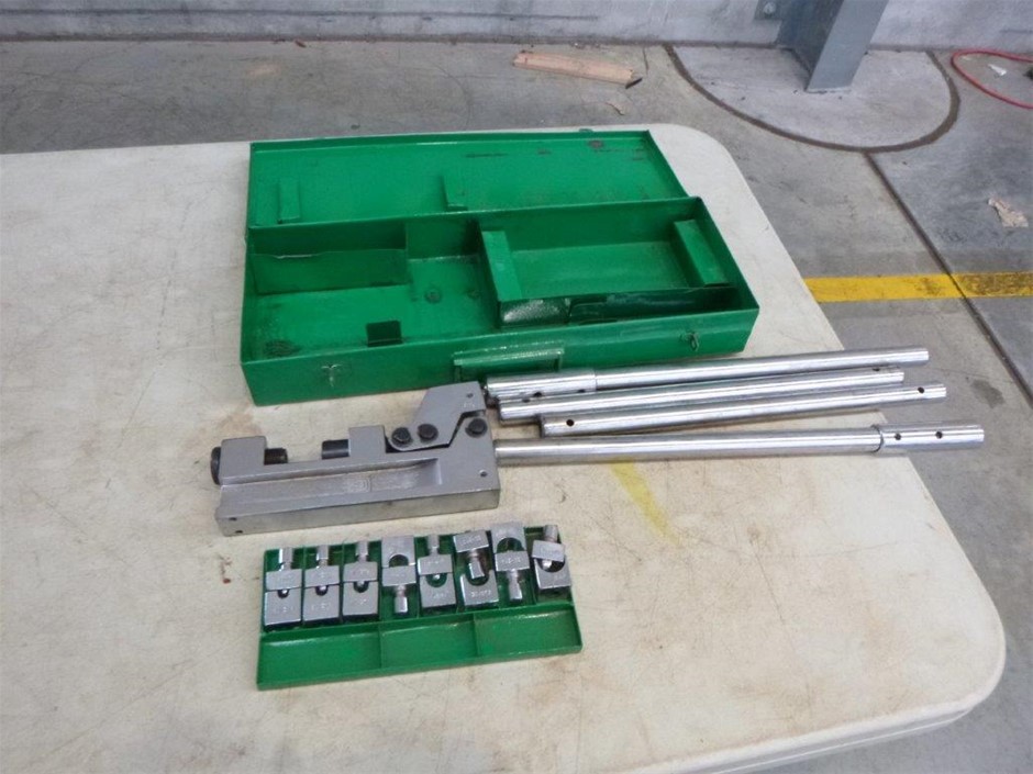 <p>Caterpillar Ashphalt Layer Track GP</p>