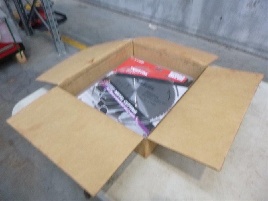 PHILIPS HUE Akari White Colour & Ambience Downlight, 90mm. NB: Flashes/Flic