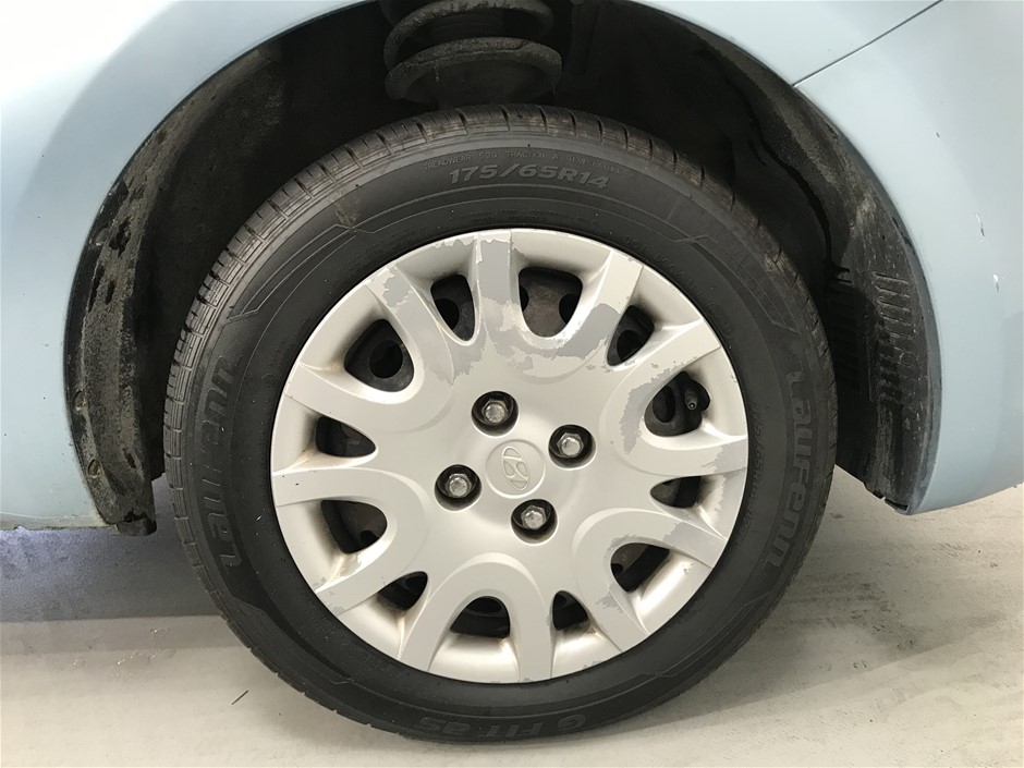 SHARK Steam & Scrub Mop, White. NB: Minor use.