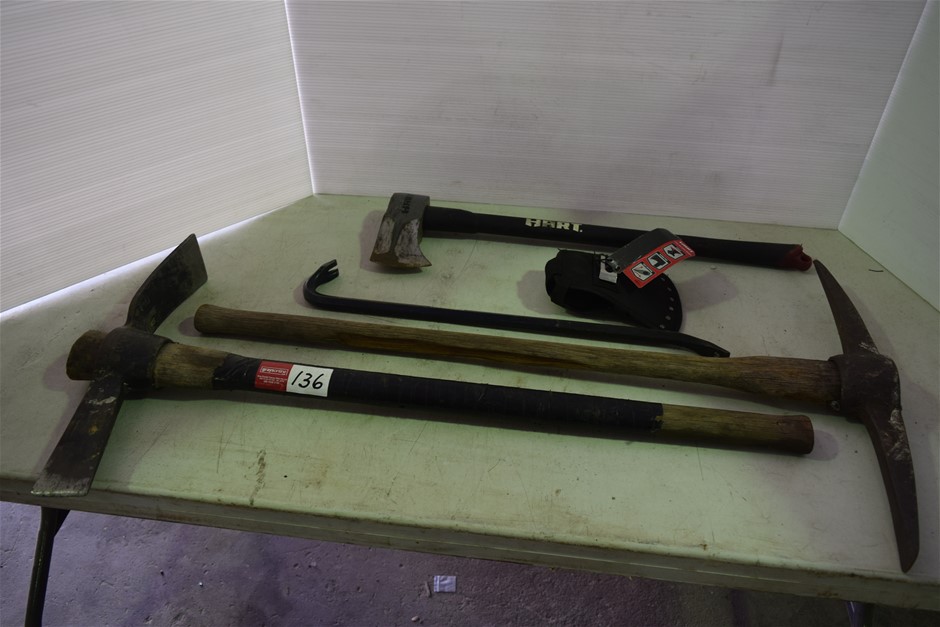 HOLDEN MOTORING SET OF 7 LOGO PIN COLLECTION SET IN PRESENTATION BOX