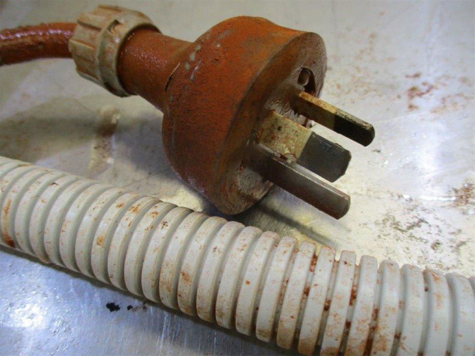 Yellow Gold Natural Emerald / Natural White Topaz Ring with Valuation