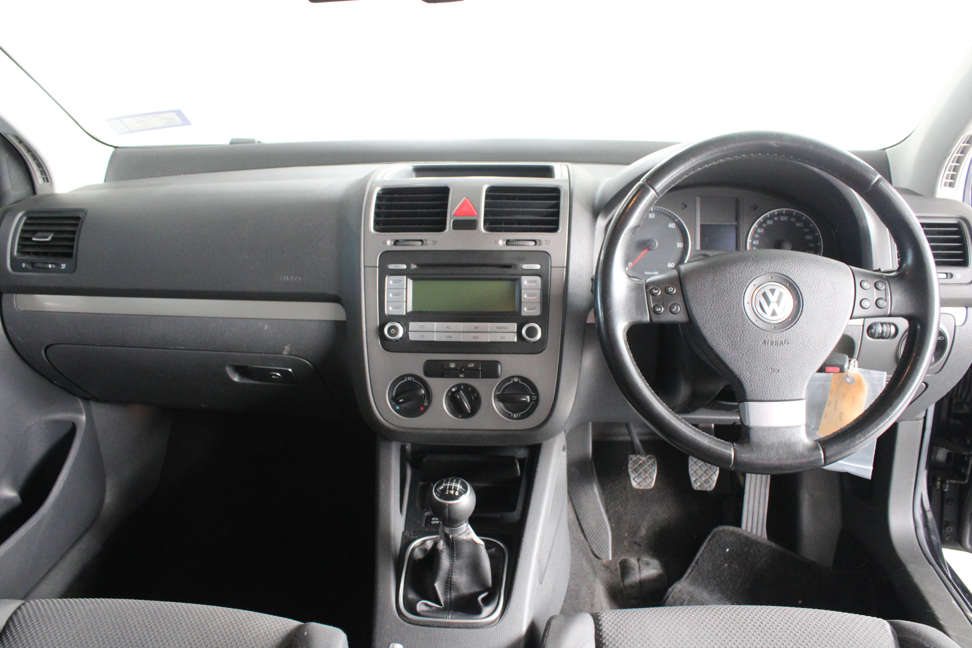 <p>5x White Cabinets and Mirrored Glass</p>