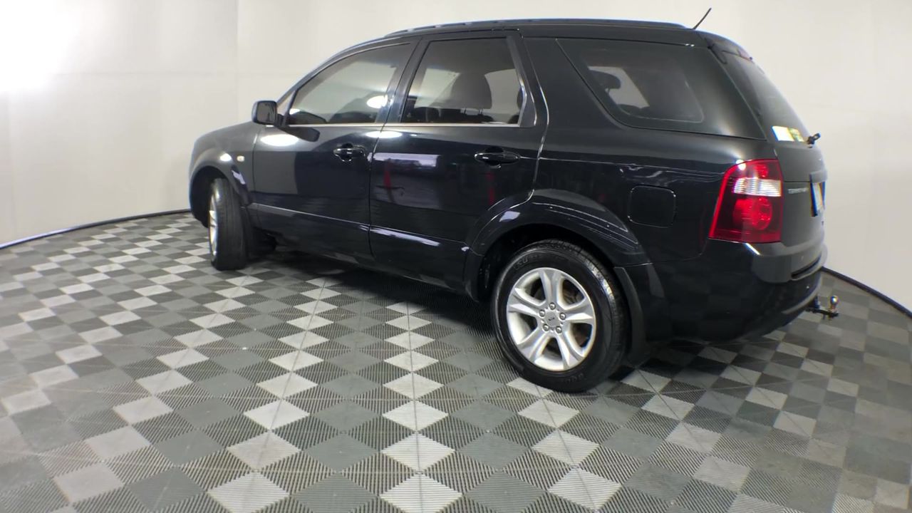 7-8mm White Pearls & Gold Plated Rhinestone Necklace.