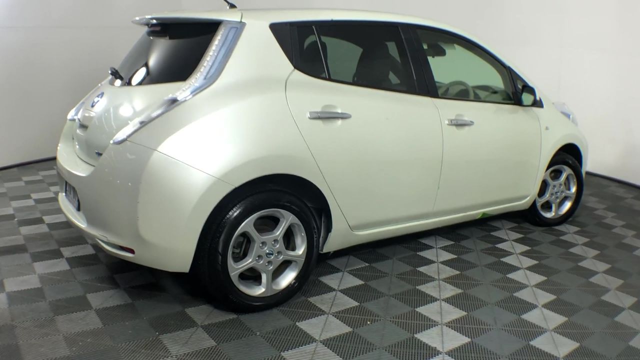 7-8mm White Pearls & Silver Plated Rhinestone Stretch Bracelet.