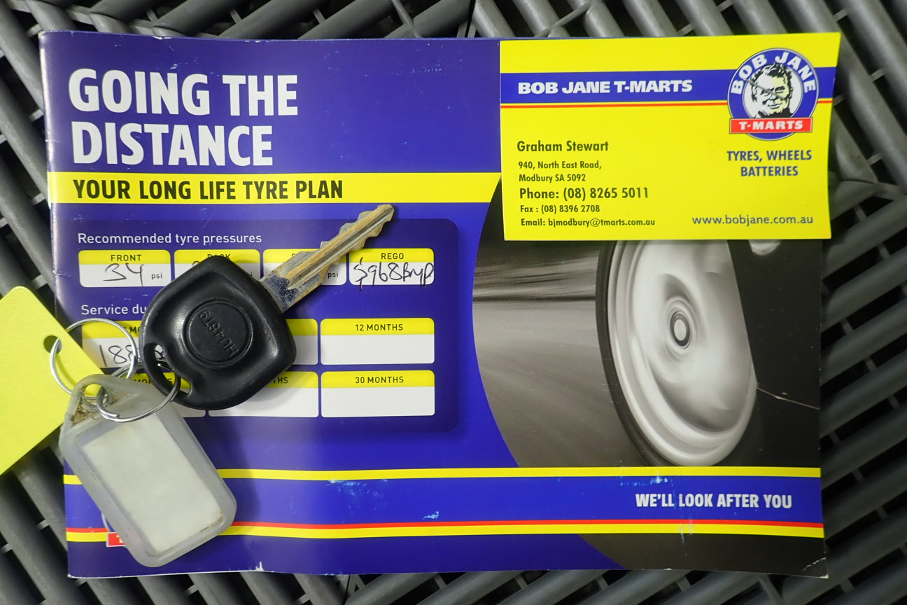 STAYFREE Box of 120 Pads, Regular Ultra Thin w/ Wings. N.B: Damaged box & a