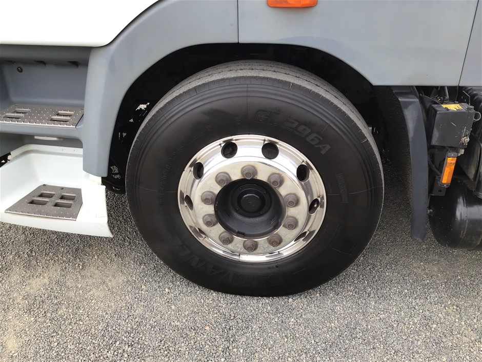 <p>LOEWE Speakers and Stands X 4</p>