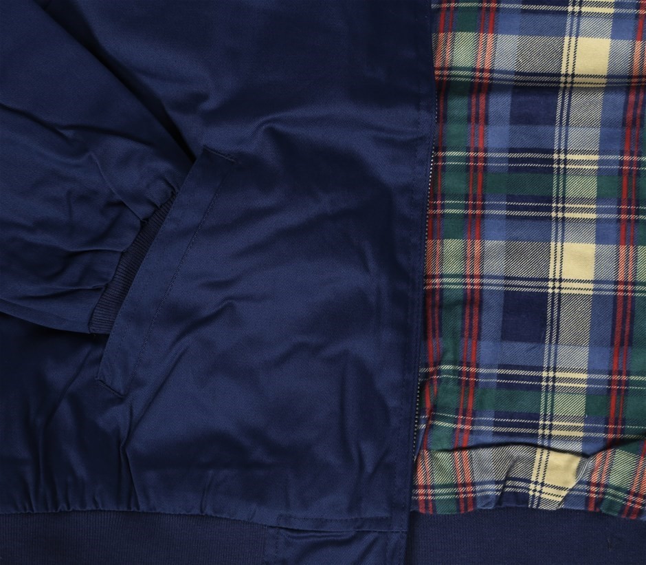 4.99ct an oval cut Sapphire With AIG Cert. & 1.70ct 12 round Stones Dia.